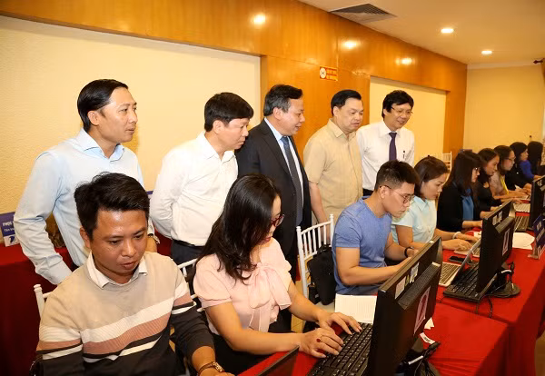 Các đại biểu tham quan trung tâm báo chí Các đại biểu tham quan trung tâm báo chí