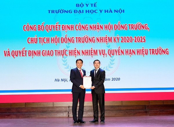 Thứ trưởng Bộ Y tế Trần Văn Thuấn trao quyết định cho PGS.TS. Đoàn Quốc Hưng - Phó Hiệu trưởng nhà trường