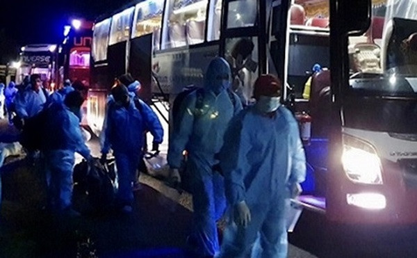 Các chuyên gia Ấn Độ được đưa đi cách ly tập trung tại Đồng Tháp Các chuyên gia Ấn Độ được đưa đi cách ly tập trung tại Đồng Tháp