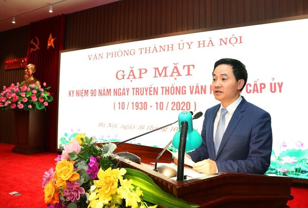 Chánh Văn phòng Thành ủy Trần Anh Tuấn báo cáo tại buổi gặp mặt