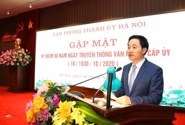 Chánh Văn phòng Thành ủy Trần Anh Tuấn báo cáo tại buổi gặp mặt