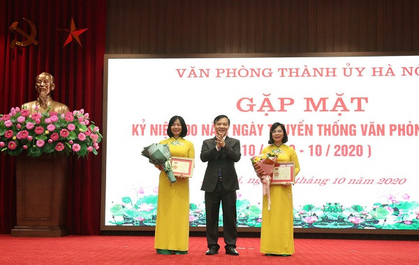 Phó Chánh Văn phòng Trung ương Đảng Bùi Văn Thạch trao Kỷ niệm chương cho cán bộ văn phòng Thành ủy Hà Nội