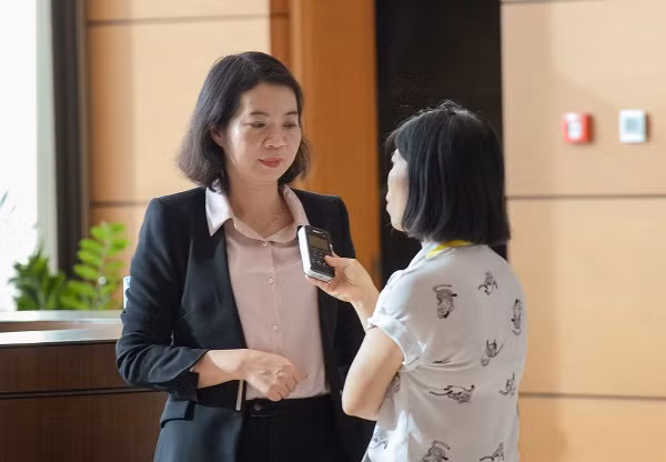ĐBQH Mai Thị Phương Hoa trả lời báo chí tại Quốc hội
