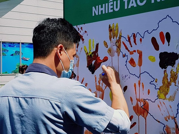 Hoạt động ghi dấu tay cam kết rửa tay với xà phòng