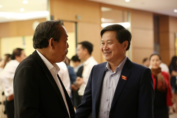 Phó Thủ tướng Thường trực Trương Hòa Bình trao đổi với Tổng Thanh tra Chính phủ bên hành lang một kỳ họp Quốc hội