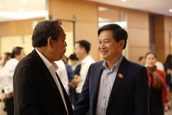 Phó Thủ tướng Thường trực Trương Hòa Bình trao đổi với Tổng Thanh tra Chính phủ bên hành lang một kỳ họp Quốc hội