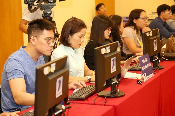 Phóng viên tác nghiệp tại Trung tâm báo chí phục vụ đại hội XVII Đảng bộ TP Hà Nội chiều 9-10