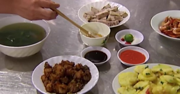 Người Việt tiêu thụ gần gấp đôi lượng muối được khuyến cáo mỗi ngày Người Việt tiêu thụ gần gấp đôi lượng muối được khuyến cáo mỗi ngày