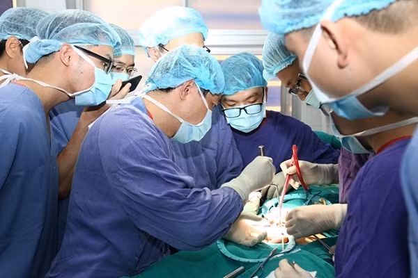 Kíp bác sĩ BV Việt Đức phẫu thuật cho nam thanh niên bị gãy dương vật