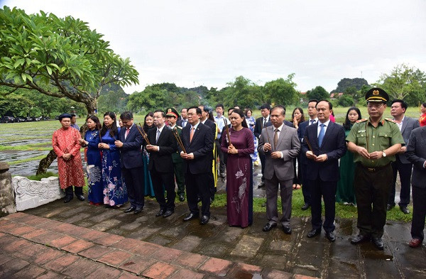 Các đại biểu dâng hương tại Bia tưởng niệm Vua Lý Thái Tổ