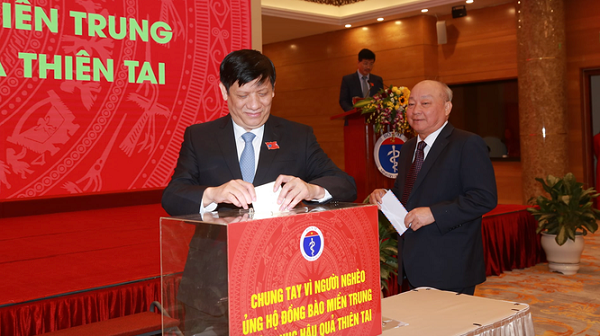 Bộ Y tế quyên góp ủng hộ đồng bào miền Trung tại đại hội