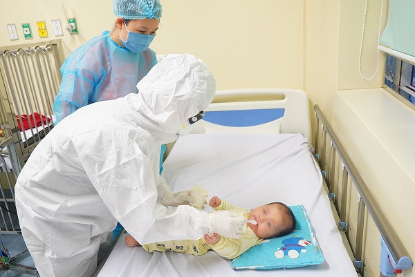 Điều trị cho một cháu bé mới chỉ vài tháng tuổi mắc Covid-19 tại Việt Nam (Ảnh minh họa)