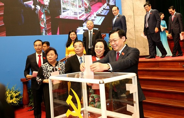 Các đại biểu bỏ phiếu bầu tại đại hội