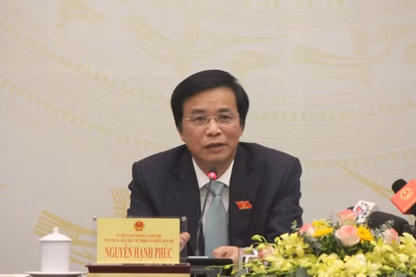 Ông Nguyễn Hạnh Phúc trả lời câu hỏi của báo chí tại buổi họp báo