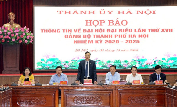 Phó Bí thư Thành ủy Hà Nội Đào Đức Toàn trả lời một số câu hỏi của phóng viên