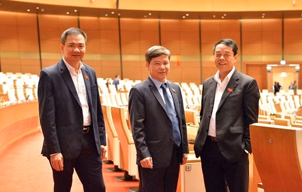 Viện trưởng VKSND TC Lê Minh Trí trao đổi cùng các đại biểu trong thời gian Quốc hội nghỉ giải lao