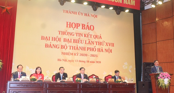 Tân Phó Bí thư Thành ủy Nguyễn Văn Phong thông tin mở đầu buổi họp báo Tân Phó Bí thư Thành ủy Nguyễn Văn Phong thông tin mở đầu buổi họp báo