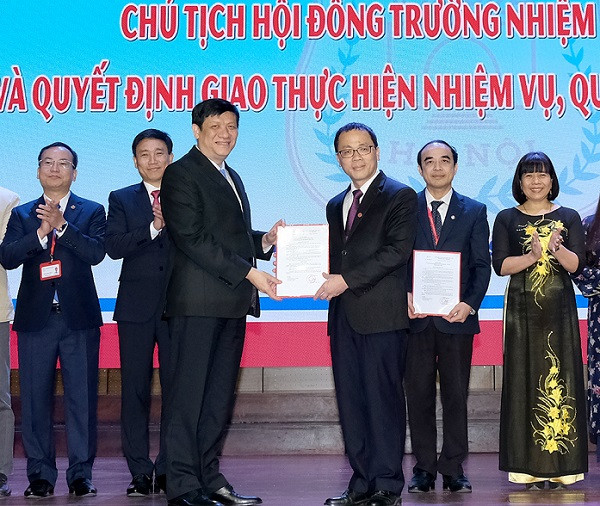 Quyền Bộ trưởng Y tế Nguyễn Thanh Long trao quyết định cho GS.TS Tạ Thành Văn