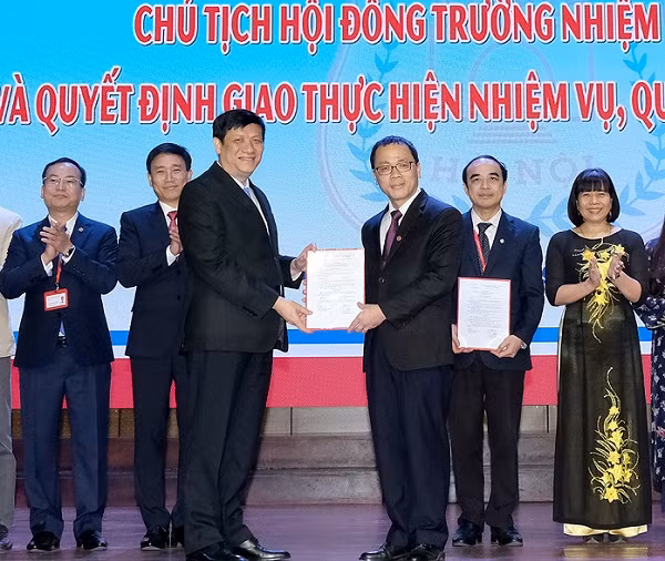 Quyền Bộ trưởng Y tế Nguyễn Thanh Long trao quyết định cho GS.TS Tạ Thành Văn