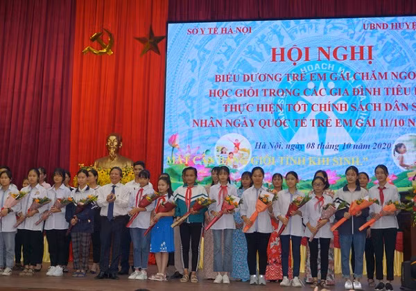 Phó Giám đốc Sở Y tế Hà Nội Hoàng Đức Hạnh chúc mừng các trẻ em gái ở Ứng Hòa được khen thưởng Phó Giám đốc Sở Y tế Hà Nội Hoàng Đức Hạnh chúc mừng các trẻ em gái ở Ứng Hòa được khen thưởng