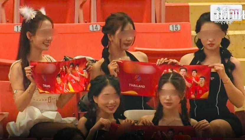 Tên trang web cá cược bóng đá trái phép (đã che) xuất hiện trên sân và trên sóng truyền hình trong một trận đấu bóng đá nam SEA Games 33