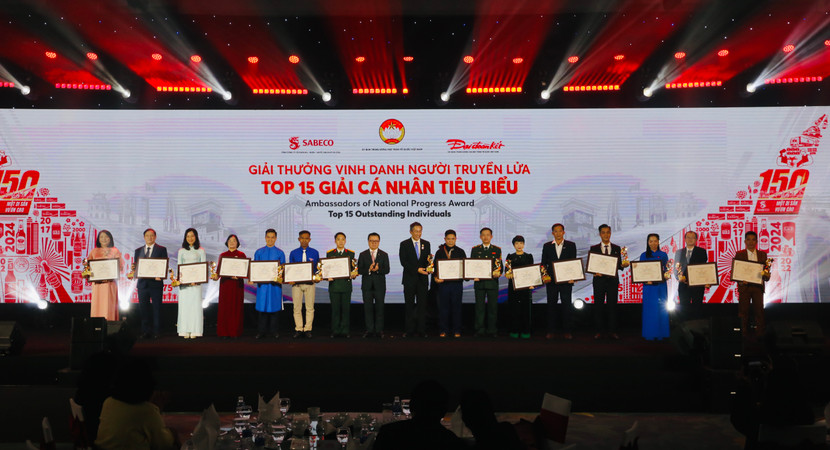 Ban tổ chức vinh danh 15 cá nhân tiêu biểu giải thưởng &quot;Vinh danh Người truyền lửa&quot;