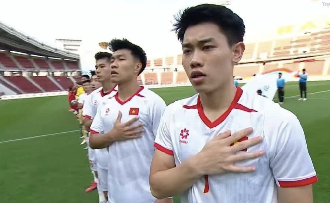Các cầu thủ phải hát 'chay' quốc ca mà không có nhạc nền, do kỹ thuật viên sân vận động... bỏ về nhà sau khi hết giờ làm việc hành chính