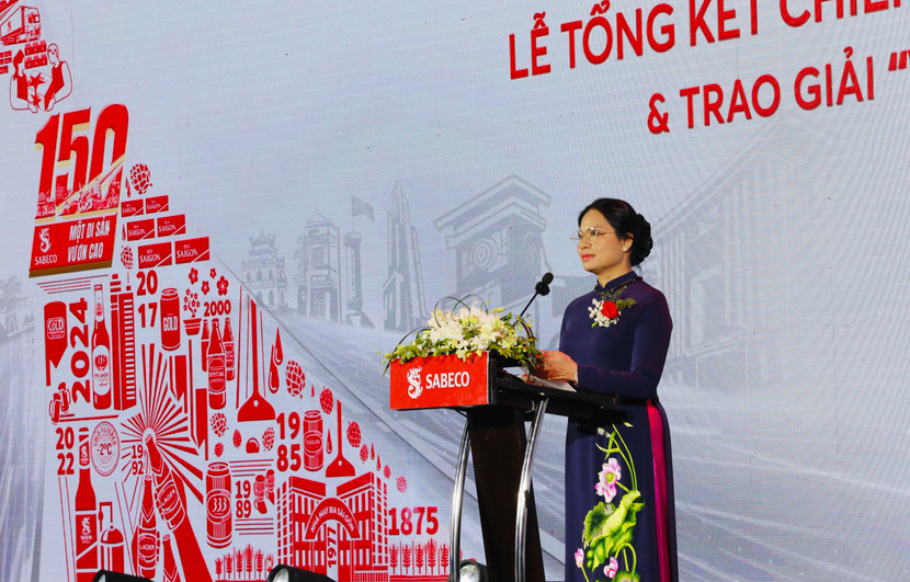 Bà Hà Thị Nga - Ủy viên Trung ương Đảng, Phó Chủ tịch Ủy ban Trung ương Mặt trận Tổ quốc Việt Nam - phát biểu tại sự kiện