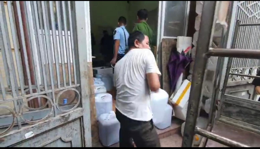 Cơ sở kinh doanh rượu của Trương Tiến Độ bị lực lượng chức năng kiểm tra Cơ sở kinh doanh rượu của Trương Tiến Độ bị lực lượng chức năng kiểm tra