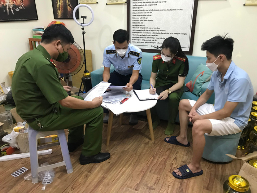 Còn đây là số rượu ngâm động vật được phát hiện trong căn hộ của Đào Quang Mạnh Còn đây là số rượu ngâm động vật được phát hiện trong căn hộ của Đào Quang Mạnh