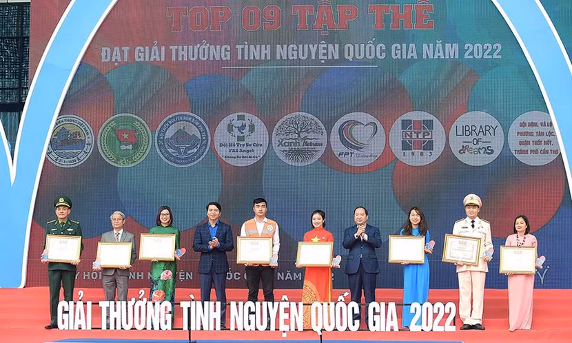 Bí thư Thường trực Trung ương Đoàn, Chủ tịch Trung ương Hội Liên hiệp thanh niên Việt Nam Nguyễn Ngọc Lương và đại diện Ban Dân vận Trung ương trao giải thưởng Tình nguyện quốc gia năm 2022 cho các tập thể