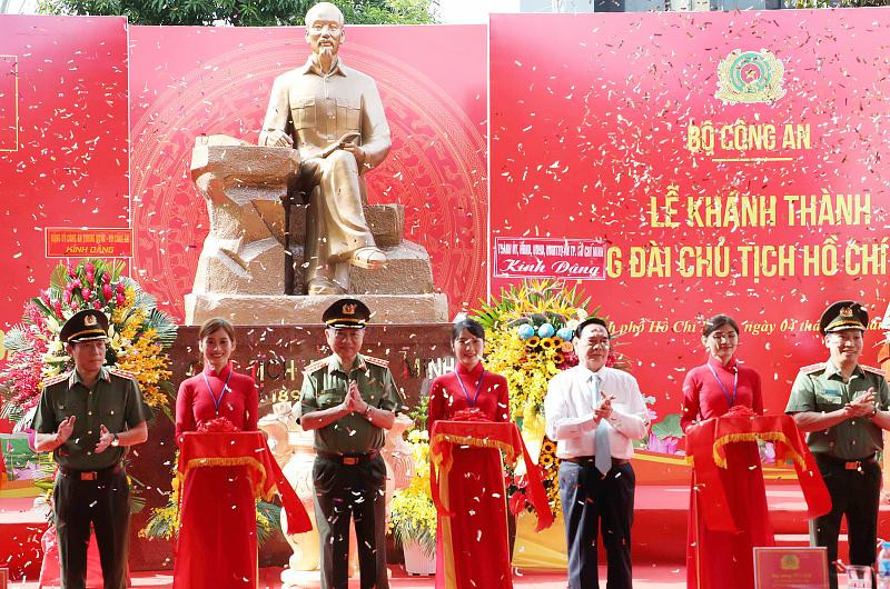 Đại tướng Tô Lâm, Ủy viên Bộ Chính trị, Bộ trưởng Bộ Công an cùng các đồng chí lãnh đạo, nguyên lãnh đạo cắt băng khánh thành công trình Đại tướng Tô Lâm, Ủy viên Bộ Chính trị, Bộ trưởng Bộ Công an cùng các đồng chí lãnh đạo, nguyên lãnh đạo cắt băng khánh thành công trình