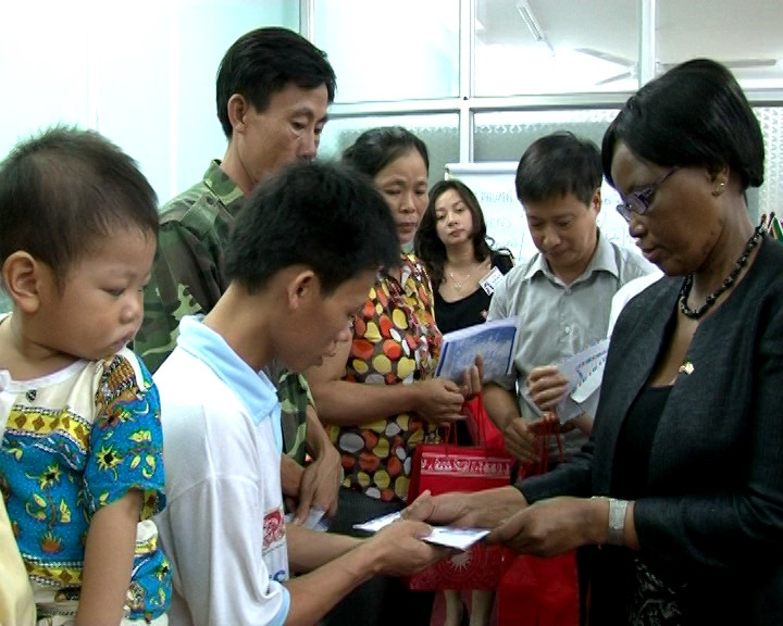 Sẻ chia khó khăn với bệnh nhi nhân Ngày quốc tế Nelson Mandela ảnh 2 Sẻ chia khó khăn với bệnh nhi nhân Ngày quốc tế Nelson Mandela ảnh 2