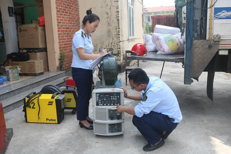 Cán bộ QLTT kiểm tra hàng hóa có dấu hiệu vi phạm