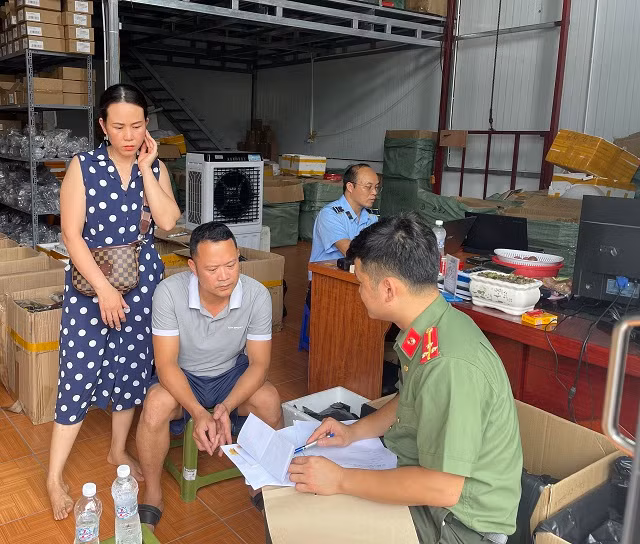 Lực lượng chức năng kiểm tra trực tiếp hộ kinh doanh Lực lượng chức năng kiểm tra trực tiếp hộ kinh doanh