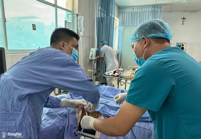 Cấp cứu cho nạn nhân trong vụ nổ (Ảnh: Báo Đồng Nai) Cấp cứu cho nạn nhân trong vụ nổ (Ảnh: Báo Đồng Nai)