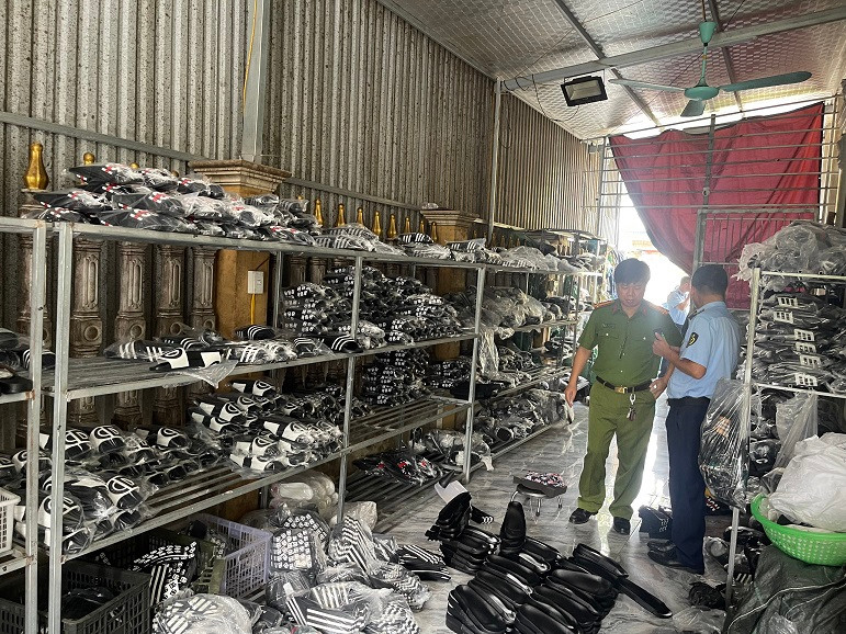 Gần 1.000 đôi dép giả mạo nhãn hiệu bị phát hiện Gần 1.000 đôi dép giả mạo nhãn hiệu bị phát hiện