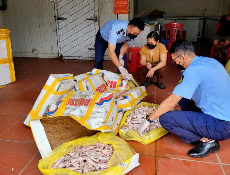 Lực lượng chức năng phát hiện, xử lý điểm tập kết chân gà đông lạnh không rõ xuất xứ Lực lượng chức năng phát hiện, xử lý điểm tập kết chân gà đông lạnh không rõ xuất xứ