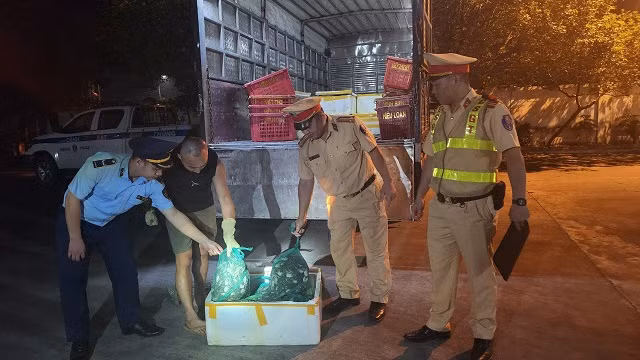 Lực lượng chức năng khám xe, phát hiện thực phẩm không rõ nguồn gốc xuất xứ
