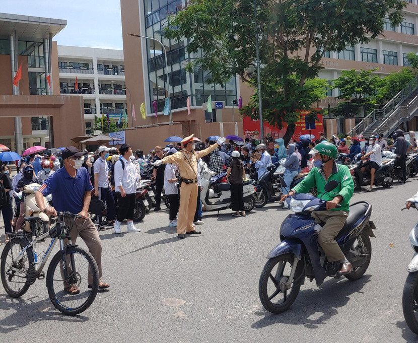 Cán bộ chiến sĩ Đội CSGT số 14 - CATP Hà Nội phân luồng tại điểm thi trường THCS Tân Mai (Hoàng Mai)