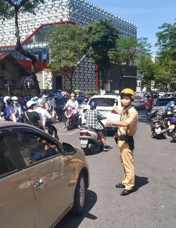 Cảnh sát giao thông Thủ đô phân luồng tại điểm thi trường THCS và THPT Chu Văn An
