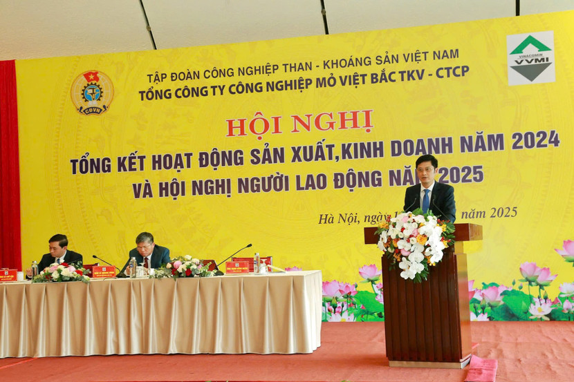 Ông Trịnh Hồng Ngân, Tổng Giám đốc Tổng Công ty phát biểu tại Hội nghị Ông Trịnh Hồng Ngân, Tổng Giám đốc Tổng Công ty phát biểu tại Hội nghị