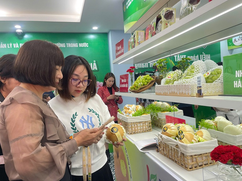 Người dân tìm hiểu về nguồn gốc hàng hóa tại phòng trưng bày Người dân tìm hiểu về nguồn gốc hàng hóa tại phòng trưng bày