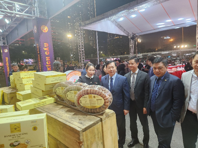 Giám đốc Sở Công Thương Hà Nội Võ Nguyên Phong và các đại biểu tham quan gian hàng giảm giá Giám đốc Sở Công Thương Hà Nội Võ Nguyên Phong và các đại biểu tham quan gian hàng giảm giá