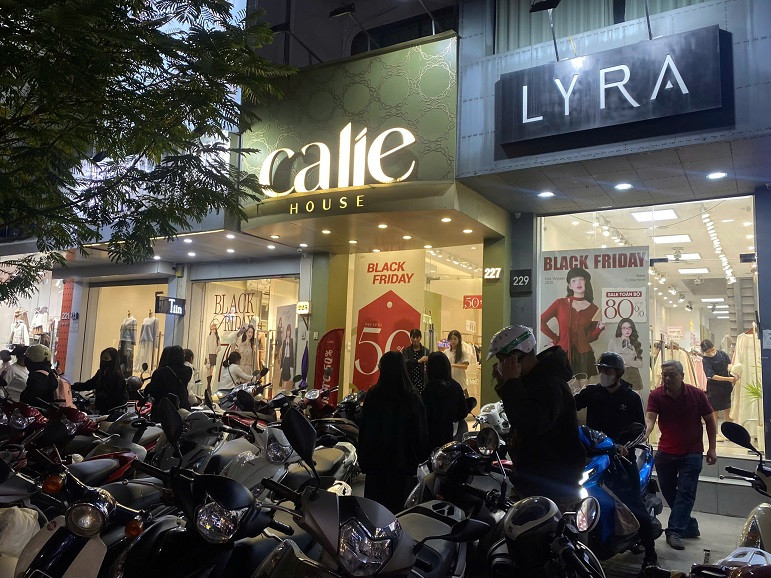 Khách "săn sale" tranh thủ buổi tối để dạo phố và mua sắm Khách "săn sale" tranh thủ buổi tối để dạo phố và mua sắm