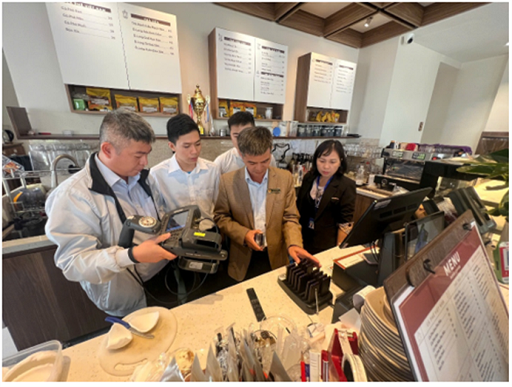 Lực lượng chức năng đo kiểm phổ tần số của thiết bị báo rung gây nhiễu