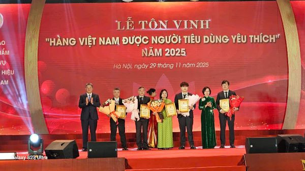 Lãnh đạo thành phố Hà Nội tặng hoa Ban giám khảo và các đơn vị đồng hành cùng chương trình Lãnh đạo thành phố Hà Nội tặng hoa Ban giám khảo và các đơn vị đồng hành cùng chương trình