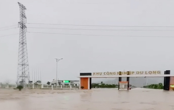 Ngập lụt nghiêm trọng tại Khánh Hòa gây ảnh hưởng đến việc cấp điện