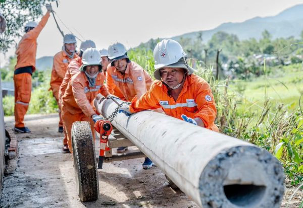 Cán bộ nhân viên EVNCPC khắc phục sự cố lưới điện do bão số 13 tại Đắk Lắk, ngày 10-11