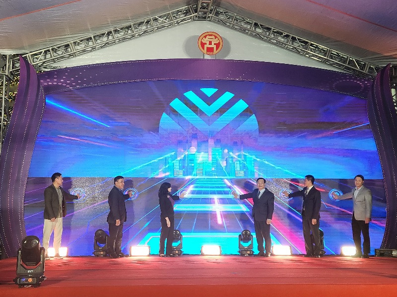 Các đại biểu thực hiện nghi thức khai mạc "Hà Nội đêm không ngủ 2025" Các đại biểu thực hiện nghi thức khai mạc "Hà Nội đêm không ngủ 2025"